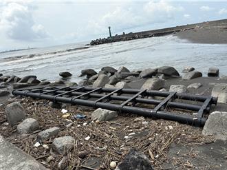 丹娜丝吹毁屏东海上光电 黑色浮台漂进高雄海滩引民怨