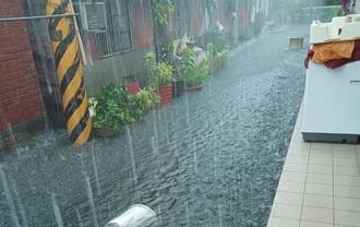 彰化掃到颱風尾 22鄉鎮市淹水警戒 鹿港天后宮淹到膝蓋高