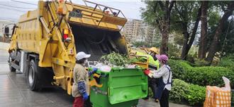 颱風假不休息！桃園清潔隊員加班清運2千噸垃圾