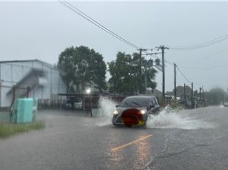 台东火车站后站逢雨成河 民眾调侃称「南王川」十年未解