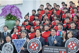 为建中乐旗联队授旗 赖清德期许在世界舞台发光发热