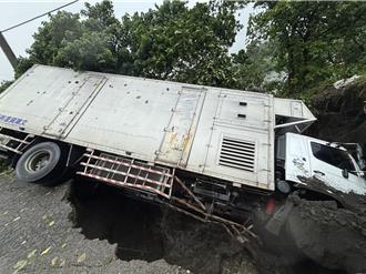 彰化暴雨炸出天坑 大货车惨遭吞噬