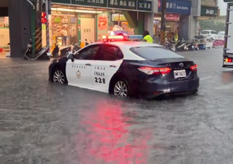 影》员林成汪洋淹「半轮胎」深！居民苦喊没抽水机 警冒雨拉封锁线
