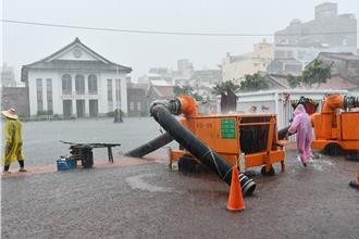 丹娜絲甩尾！彰化鹿港水淹及膝 員林信義巷深達80公分