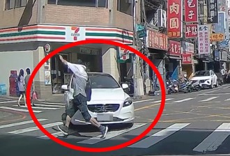 過馬路險遭轉彎車撞飛 桃園老伯「跑酷」閃避！警方出手了