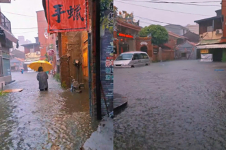影》彰化暴雨「鹿港老街水淹到屁股」！居民驚呼：不要再下了