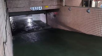 影》鹿港淹慘！大水「灌滿」地下停車場 住戶汽機車全滅頂
