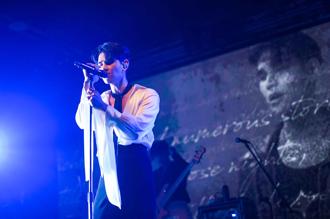 泰男神羅杰夫化⾝「紅⾊魔⼈」重生 宣告10月重返台北開唱