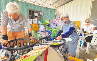台中 89歲搶長阿嬤 做環保揮別憂鬱