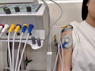 手常高舉 小心肩夾擠症候群