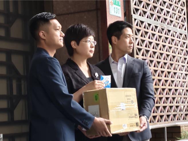 「新竹双罢总部」发言人林志洁及领衔人戴振博日前分别到台北地检署、台湾高检署告发国民党立委郑正钤涉嫌违反国安法、贪污、政治献金法及偽造文书罪；林志洁等人8日再赴台北地检署补陈近日所搜集郑正钤涉中资介选「新事实、新证据」，（陈志贤摄）