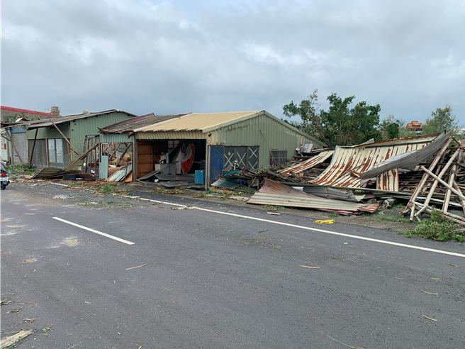 丹娜絲颱風的16級強風重創雲嘉南，台南市政府財政稅務局提醒民眾，對颱風造成房屋損毀、車輛泡水等財務損失，可申請稅捐減免。（郭良傑攝）