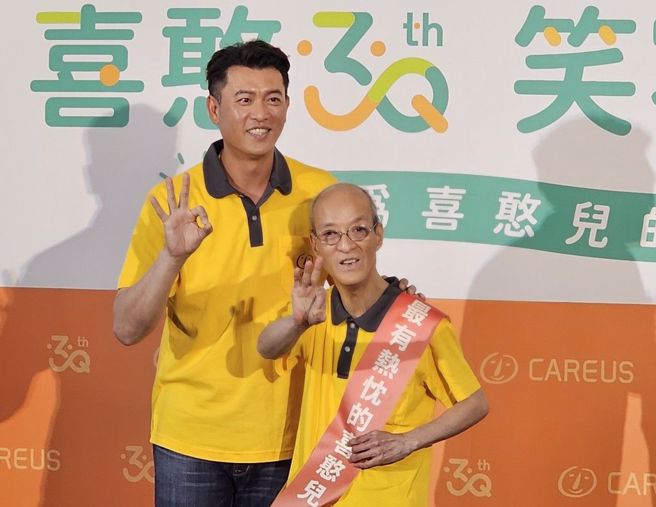 王建民（左）是喜憨兒基金會「笑容永續教練」。（陳筱琳攝）