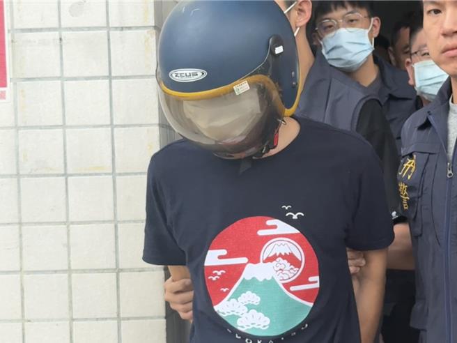 46岁谢姓男子7日上午持刀在新北市土城区明德路上衝撞并砍死42岁张姓妻子和33岁小姨子，被依杀人罪移送新北地检署。（柯毓庭摄）