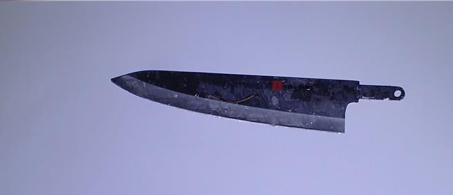 谢姓男子持料理刀和铝制球棒杀害妻子与小姨子。（翻摄画面）