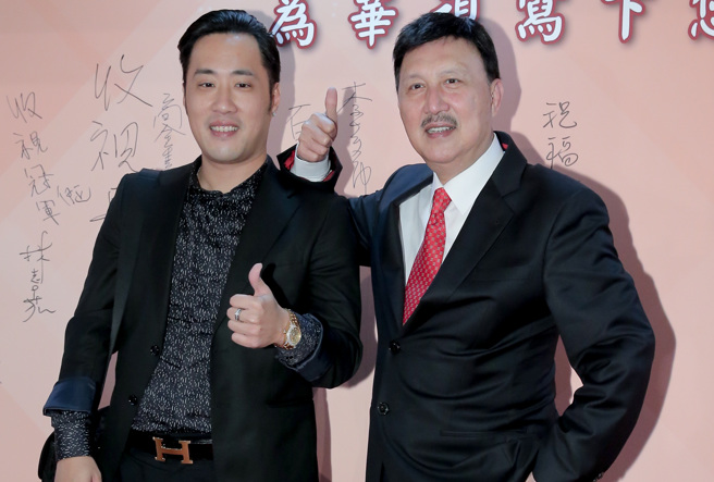 余祥銓（左）股票虧百萬遭諷「割韭菜」，感動想起余天暖舉。（圖／盧禕祺攝）