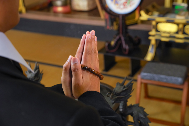 誦經突看不清字狂懺悔，73歲嬤靠1招視力回春：像重新開光。（示意圖：shutterstock／達志）