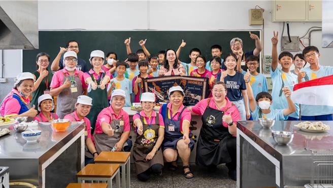 郑程日积极投入推广社区文化。（日南来心肉团队提供／李京升台中传真）