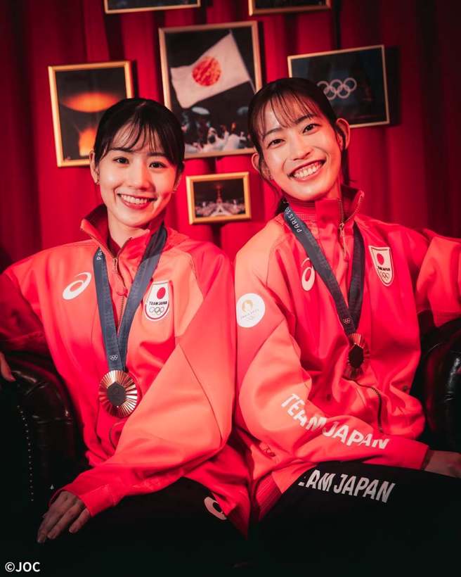 日本「最美女双」志田千阳（左）、松山奈未（右），在巴黎奥运夺下女双铜牌。（图／翻摄自志田千阳 IG：_chiharushida_）