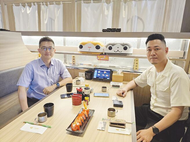 平禄寿司导入台湾制送餐轨道系统，创下高人气话题，创办人徐少同（右）与鸿匠科技董事长罗匡臣（左）携手打造MIT骄傲，平禄寿司新店插旗南屯，打造台中必吃浮夸系品牌。图／王妙琴