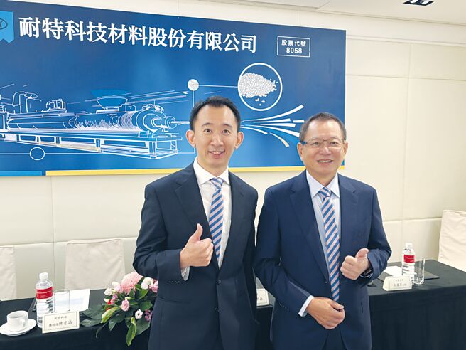 耐特董事长陈勋森（右）与总经理陈宇涵（左）。图／侯冠州