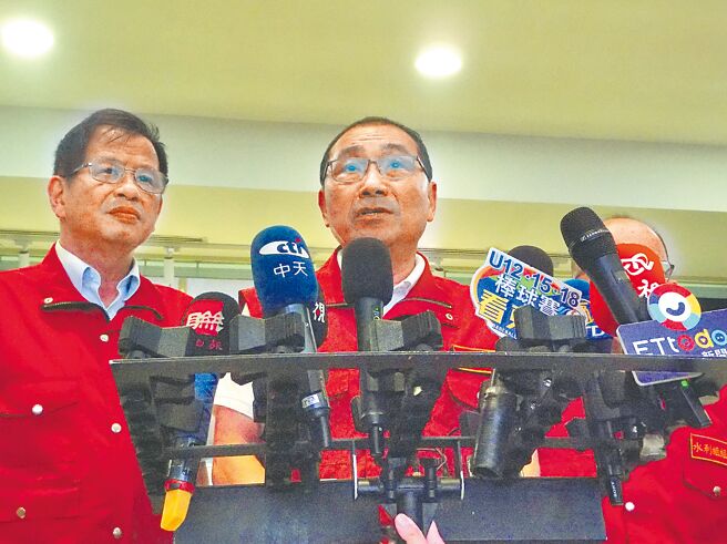 丹娜丝颱风来袭，北北基桃未放颱风假引发议论。新北市长侯友宜（左二）7日表示，人民生命安全绝对不是政治筹码，「我们一切决定，是以专业判断为准」。（张铠乙摄）