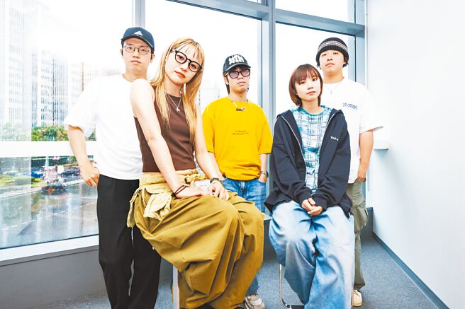 KatoTakumi、YasudaChihiro、Yonkey、Gyoshi、Shimisho 7日接受台灣媒體訪問，分享演出心得。（環球音樂提供）