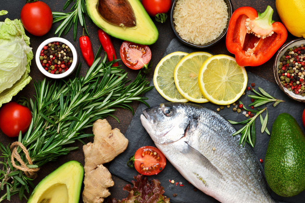研究發現,飲食攝取足夠的纖維、多吃魚與天然食物,有助預防與改善失智症。(示意圖,Shutterstock/達志)