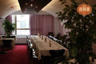 百年波丽路》连张座椅都讲究 丹麦进口Fritz Hansen单椅高质感待客