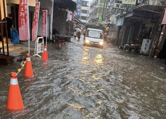 影》大雷雨狂轰中南部 台中「马路变水道」！彰化、嘉义剉咧等
