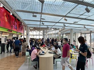 清水服務區驚見「拖把擦桌」顧客崩潰 業者回應了