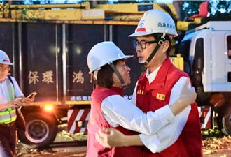 陳其邁PO與黃敏惠災區相擁照 藍綠罕見共識「高雄非他最後一站」