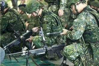 汉光41号演习第五作战区302旅展开密集教召实兵操演