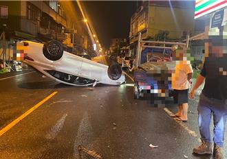 屏東汽車撞路旁違停小貨車「四輪朝天」 駕駛頸椎受傷送醫