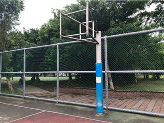 林口足夢公園籃框鬆脫！投籃球竟掉螺絲