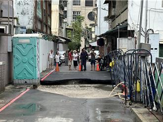 高雄新興區路面驚現3米寬天坑    員警現場戒備進行交管