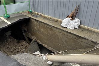 頭份富強三街建案旁驚現坑洞 苗栗縣府勒令停工查原因