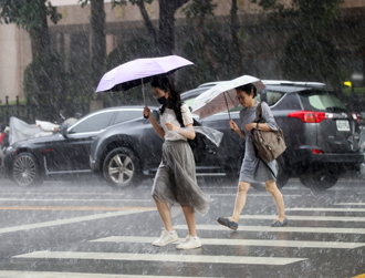 18縣市雨炸到明天 氣象署17：00啟動「大規模劇烈豪雨作業」