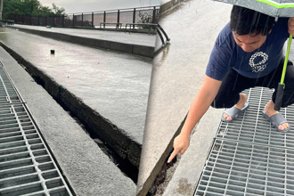 台中赤崁頂驚現15米巨裂縫 飲料杯竟能插入