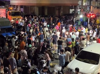 影》鹿港淹水後400人擠爆廣場倒垃圾 畫面如「史詩級災難片」