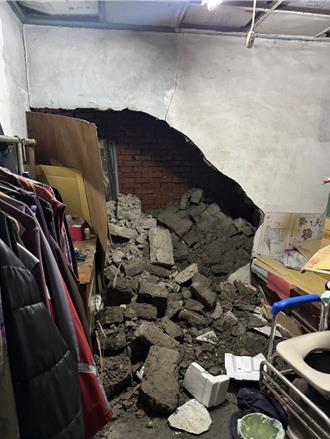 台中豪雨不斷！豐原三合院住宅磚牆倒了 全家安置旅館