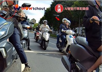 骑士等红灯抽菸滑手机「出事了」 网友歪楼：旁边有黑丝