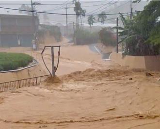 影》南投豪雨炸翻！名间乡长勘灾险受困 目击鸭子遭泥流冲走