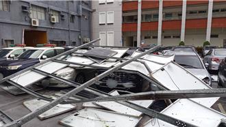 傻眼！台南市警局淪颱風「災區」 樓頂光電板遭吹落砸毀11輛車