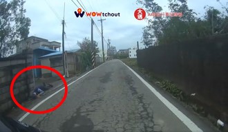 騎士驚見老翁趴水溝　以為出事掉頭「竟是這樣」