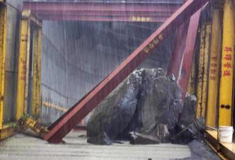 阿里山豪雨釀災 達邦公路遭數噸重巨石阻斷