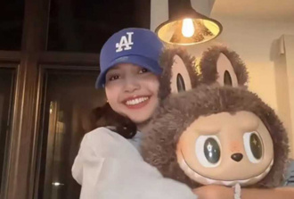 Lisa怒丟回演唱會「觀眾扔Labubu玩偶」 粉絲轉賣竟喊價破萬！