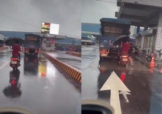 雨中玩碰碰車？他單手撐傘騎車秒悲劇 網搖頭：還好雞蛋沒破
