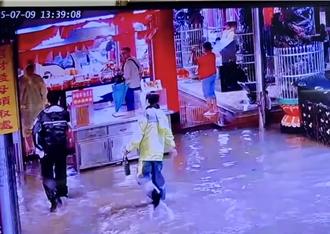 豪雨狂炸竹山紫南宮 水淹20公分高 信徒冒雨摸金雞