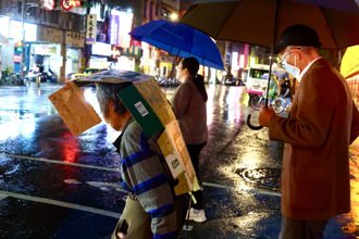 雨神夜襲！全台20縣市豪雨特報 4縣市「大豪雨」中投2級淹水警戒